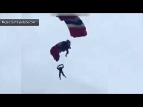 Британский парашютист в воздухе спас падающего товарища: видео 