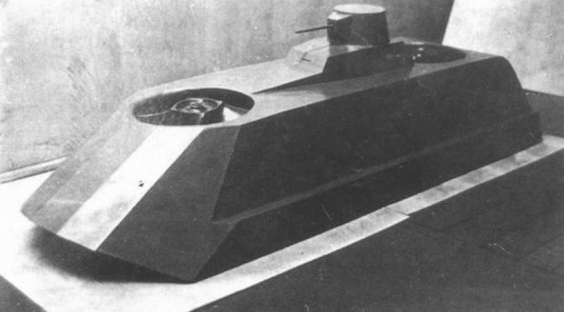 Масштабный макет «Земноводного подлетающего танка» — первого в истории проекта танка на воздушной подушке, разработанного в СССР в 1937 году.