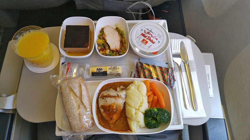Корм или еда? Чем кормят в самолетах Emirates