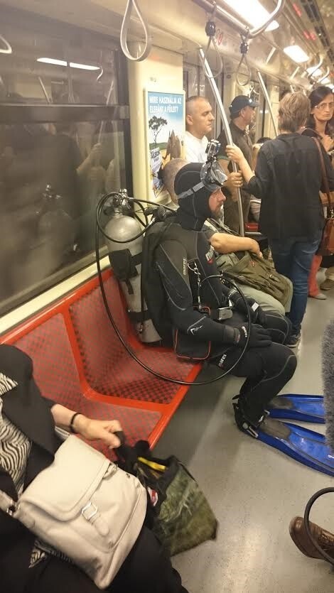Аквалангист в метро