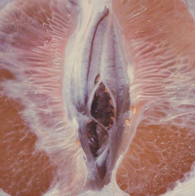 Половинка грейпфрута.