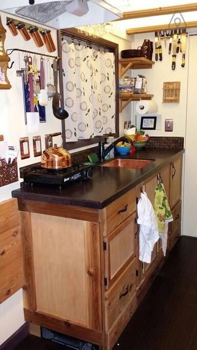  Если повернуться к месту, описанному выше, спиной, то вы увидите маленькую кухню, включающую в себя место для готовки, раковину, электроконфорку и конвекционную печь