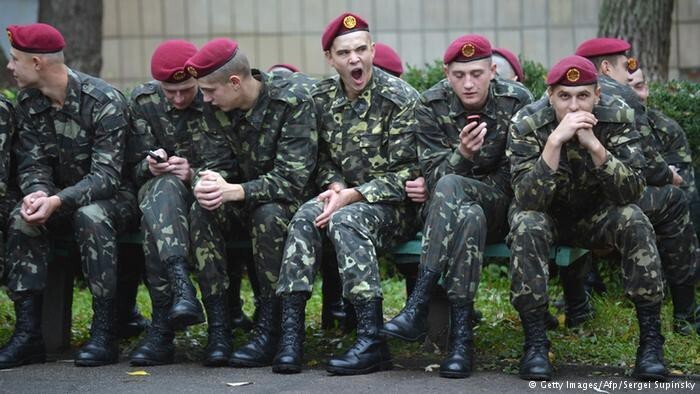 Украине нечем кормить половину армии