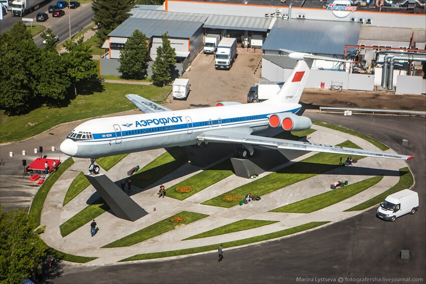 Памятник Ил-62 открыли в Шереметьево 