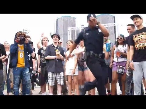Полицейский показал как надо танцевать  