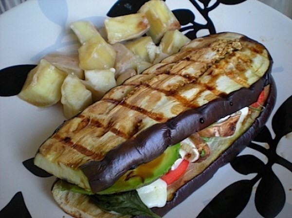 Сэндвич из баклажанов на гриле