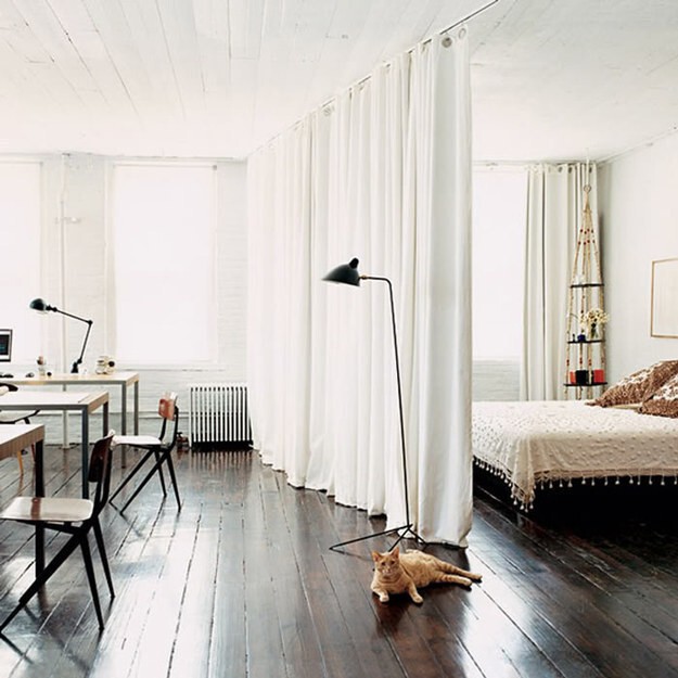 4. Если вы хотите визуально увеличить пространство, то разделите комнату текстильной шторой