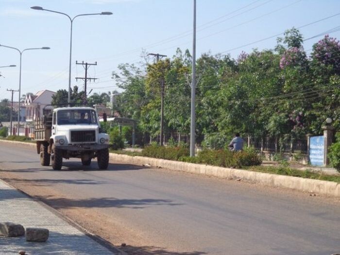 Город Аттапы, старый уазик и тетка в национальном платье