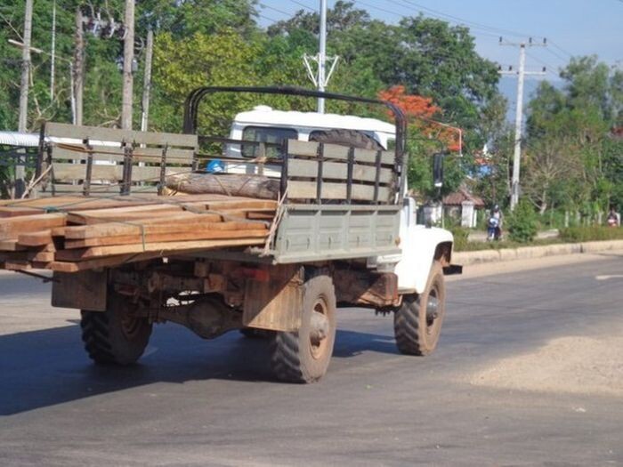 тоже Аттапы - ГАЗ-Садко, сфоткал в 7 утра, когда на автовокзал шел