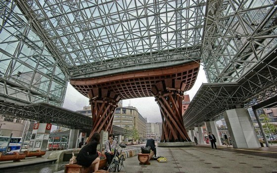 Грандиозно выглядит вокзал Канадзава в Японии. Высота ворот, созданных в традиционном японском стиле, равна четырнадцати метрам. Западную и восточную части вокзала покрывает стеклянный купол из трех тысяч листов стекла. 