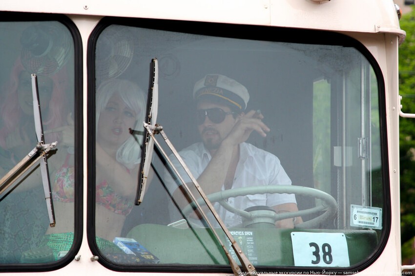Леонардо Ди Каприо за рулем автобуса.