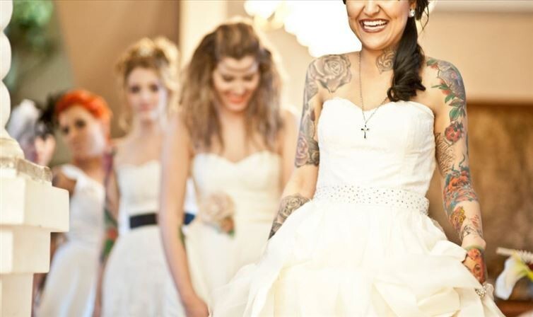 8. Эта невеста вовсе не считает, что ее татуировки дисгармонируют с платьем 