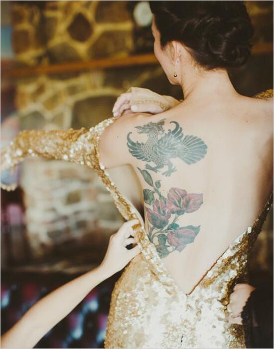 4. Оригинальность платья соответствует ее татуировкам