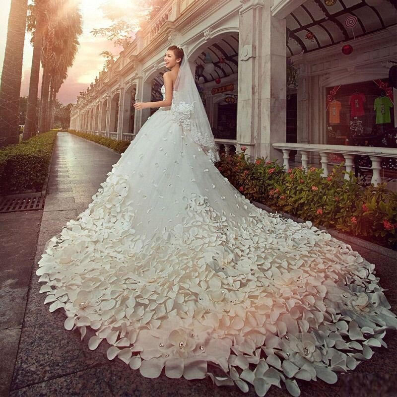 На свадебном платье