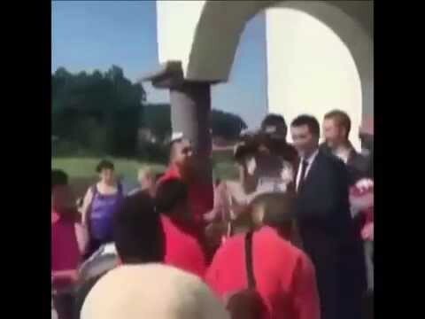 Священник пинками выгоняет цыган со свадьбы  
