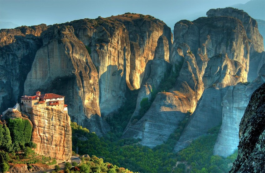 Шесть монастырей Метеора, которые стоят на горных столбах. Греция