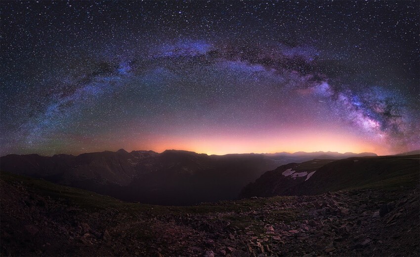 Млечный Путь над скалистыми горами. Фото: Джесси Саммерс