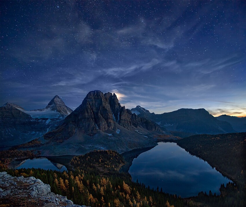 Звездная ночь на горе Assiniboine в Канаде. Фото: Ян Чжан