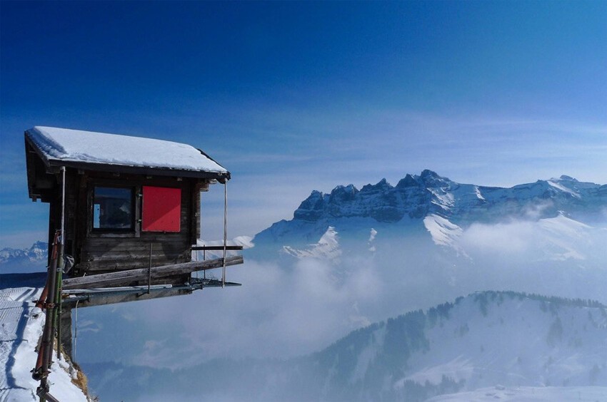 Хижина висит на краю скалы, Альпы, Швейцария. Фото: Флорин Биску