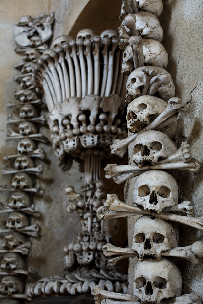 "В Чехии, в Седлеце, есть очень известная церковь, разукрашенная костями, - Кутна Гора".