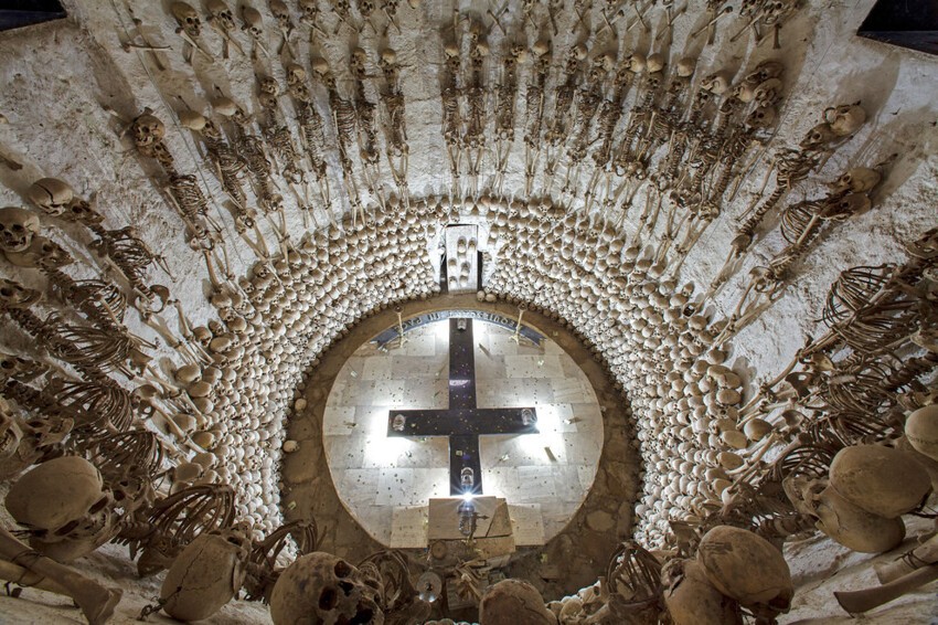 Американский фотограф Пол Кудунарис путешествует по миру и делает фоторепортажи об использовании человеческих останках в святых местах и ритуалах, связанных со смертью.