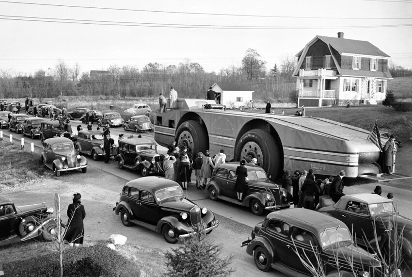 Снежный крейсер едет по шоссе во Фремингхеме, штат Массачусетс, 12 ноября 1939 года. На дороге образовалась пробка из 70 тысяч автомобилей, растянувшаяся на 20 миль. Обратите внимание на две запасные покрышки в заднем отсеке крейсера.