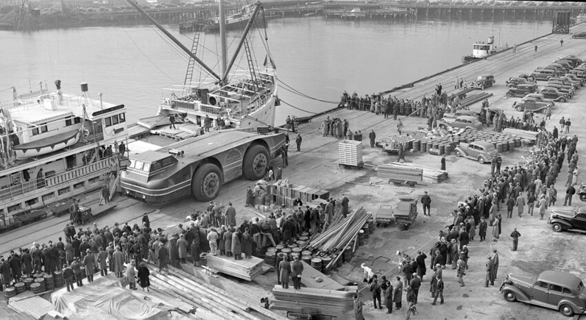 Зрители наблюдают за подготовкой к погрузке снежного крейсера на борт судна «North Star», ноябрь 1939 года. Задняя часть крейсера была отсоединена, чтобы транспортное средство смогло поместиться на палубе.