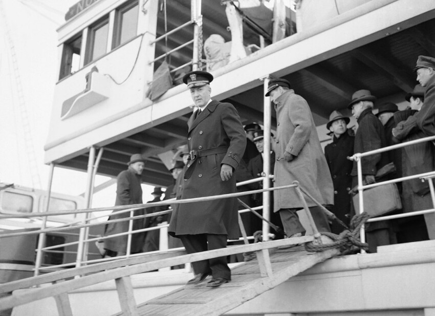 Адмирал Ричард Бэрд сходит на пристань с борта «North Star» в Бостоне. Бэрд проверял готовность судна к отплытию в Антарктиду.