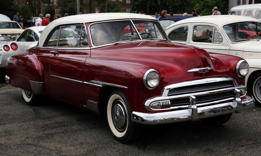 1951 год. Chevrolet Deluxe Bel Air Hardtop Coupé. «Бель Эйр» первого поколения стал классикой послевоенного автомобильного дизайна.