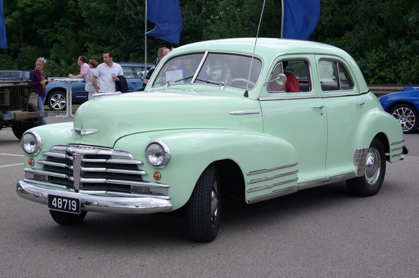 1948 год, Chevrolet Fleetline Sportmaster. Интересно, что этот автомобиль идеально отражает мировой дизайнерский тренд тех лет — «Победа», появившаяся несколько раньше, да и ещё десяток автомобилей аналогичного класса очень похожи между собой.