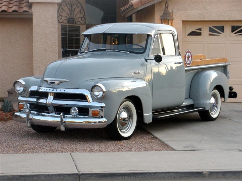 1954 год, Chevrolet 3100 из грузопассажирской линейки Chevrolet Advance Design. Грузовички этой линейки до сих пор являются одними из самых популярных «мишеней» для кастомайзеров и любителей отлдтаймеров.