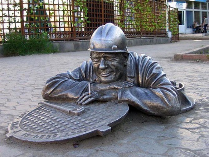 Памятник сантехнику в Омске