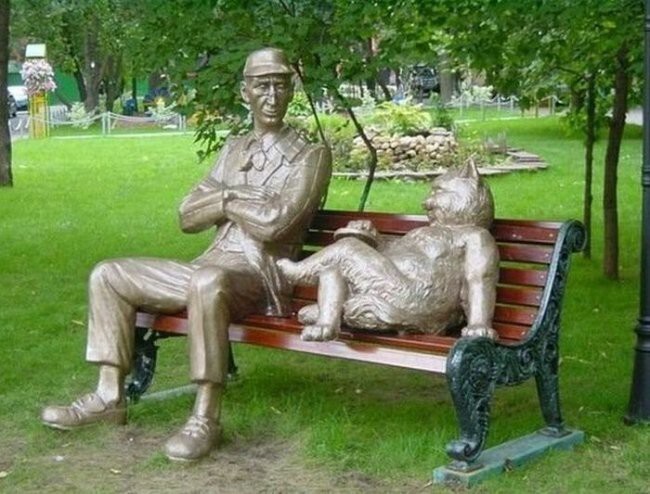 Памятник Коровьеву и коту Бегемоту в Москве