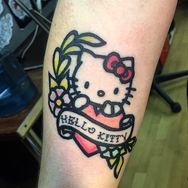 25. И для любителей традиционных тату - традиционная Hello Kitty.