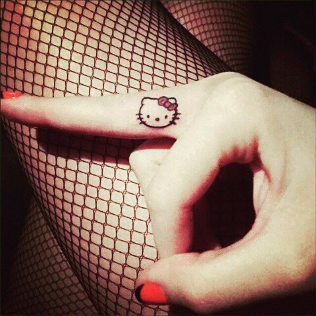 1. Если вы - фанат маленьких тату, может быть, эта малютка Hello Kitty вам понравится.