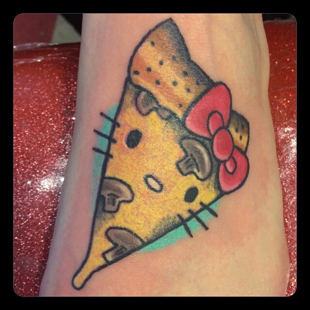 12. Сочетание Hello Kitty и пиццы.