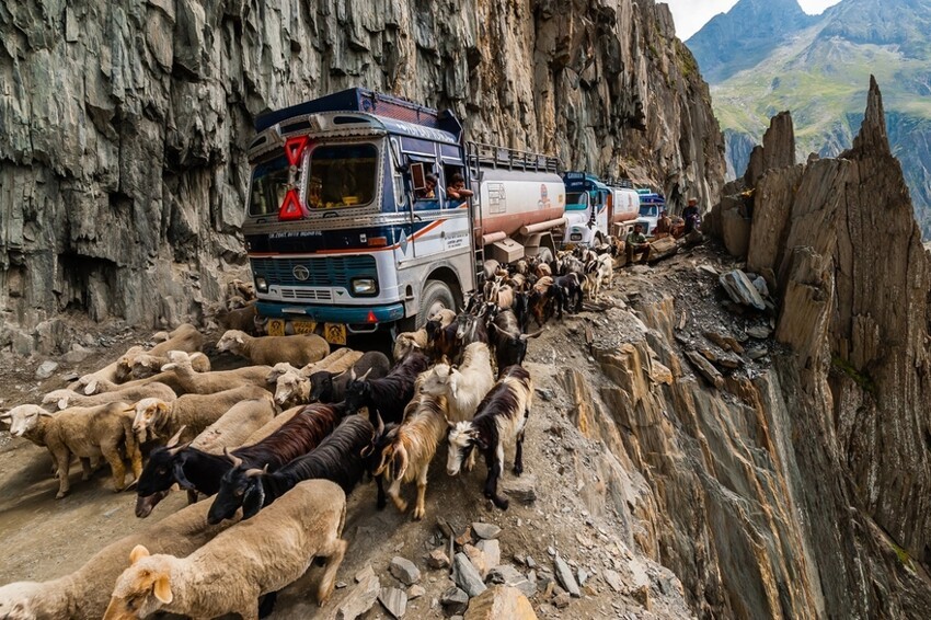 Опасная езда по индийской дороге