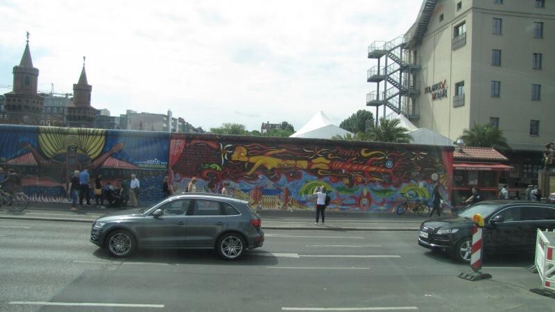 Проезжаем мимо остатков пресловутой Берлинской Стены. Вся она разрисована граффити.