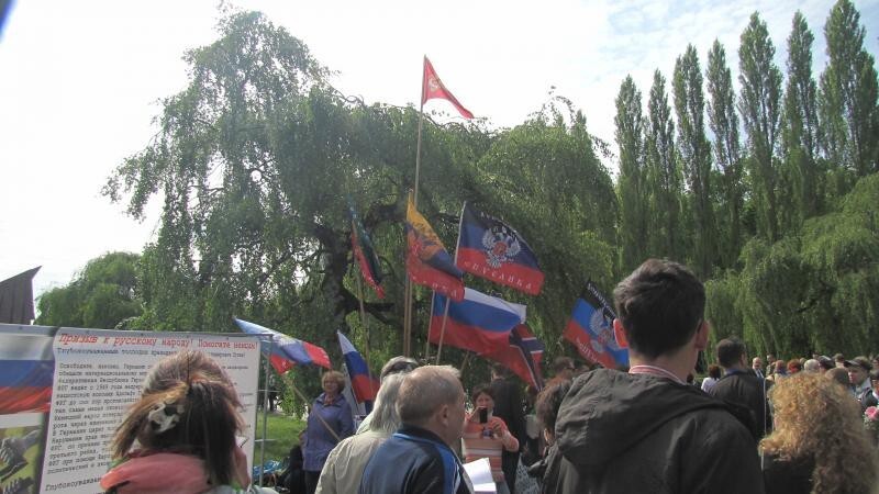 Идём дальше в сам парк, много всяких разных флагов, разной символики.