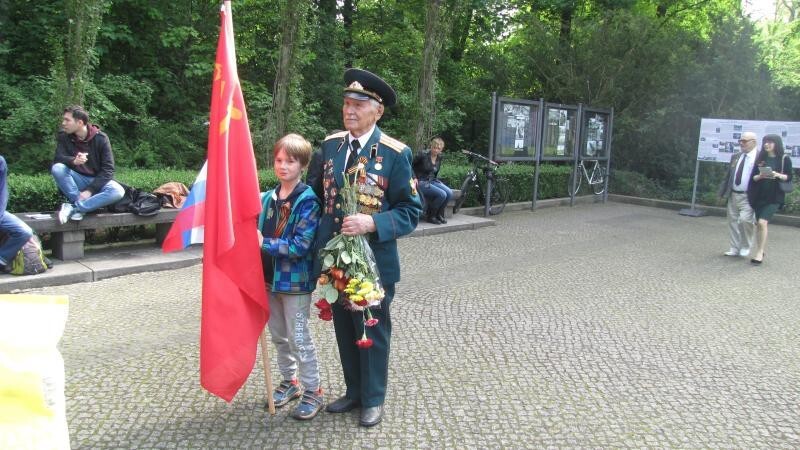 Трогательный и символичный кадр. Встреча поколений.