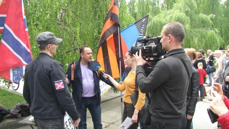 Украинское телевидение берёт у людей интервью. Интересно было бы посмотреть, что в итоге из него попало в эфир.
