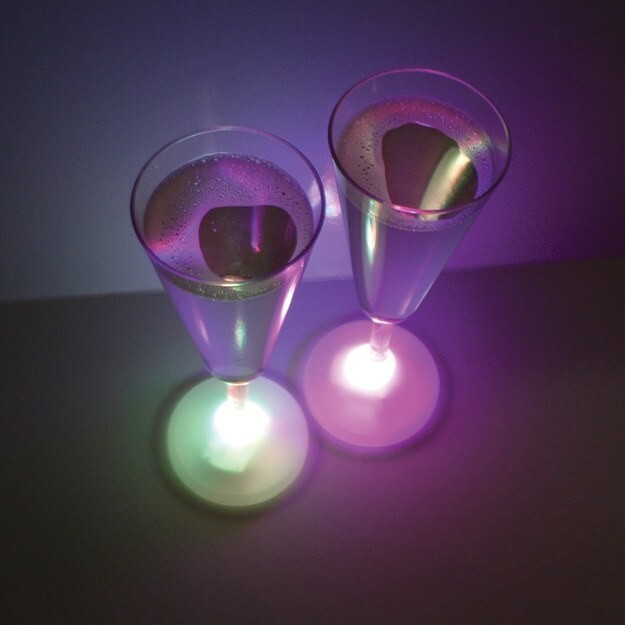 23. ...в которые можно поставить эти водонепроницаемые бокалы с подсветкой... 