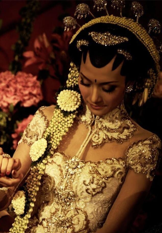 В Индонезии невеста скорее всего появится в золотом платье и короне