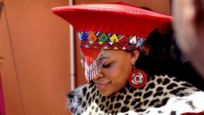 А девушка из племени Зулусов наденет шкуру леопарда и шляпку-трапецию