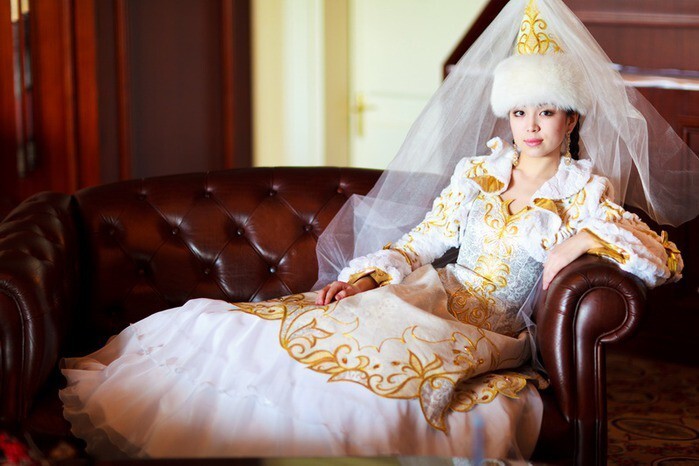 У казахов популярны традиционный короткий жилет и высокий колпак