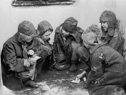 1918 год. Дети-беспризорники играют в карты на улице.