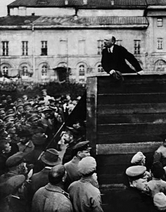 1920 год. Владимир Ленин выступает с речью на площади Свердлова на параде войск, отправляющихся на Польский фронт.