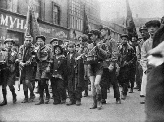 1927 год. Беспризорники в колонне пионеров на первомайской демонстрации.