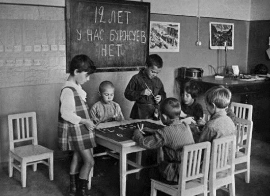 1929 год. Дети в детском саду рисуют плакат к празднованию 12-й годовщины Великого Октября.