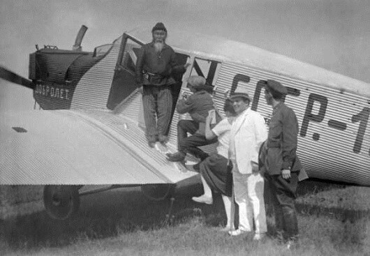 1929 год. Делегаты Всесоюзного съезда Советов летят на съезд на самолете общества «Добролет».